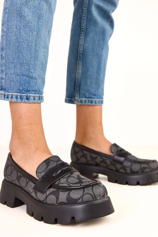 Czarne mokasyny w geometryczne wzory...