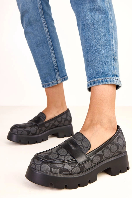 Czarne mokasyny w geometryczne wzory...