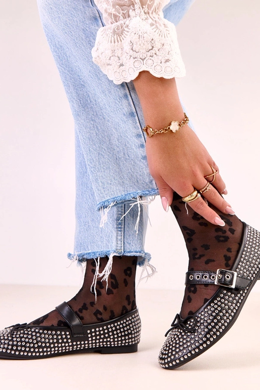 Czarne baleriny zdobione ćwiekami i... Czarne baleriny zdobione ćwiekami i...