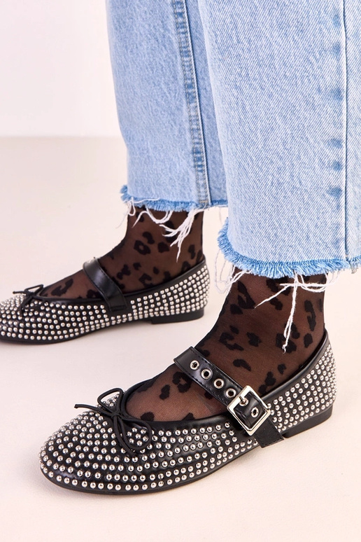 Czarne baleriny zdobione ćwiekami i... Czarne baleriny zdobione ćwiekami i...