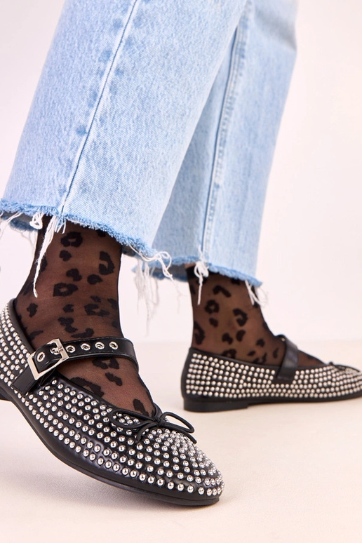 Czarne baleriny zdobione ćwiekami i... Czarne baleriny zdobione ćwiekami i...