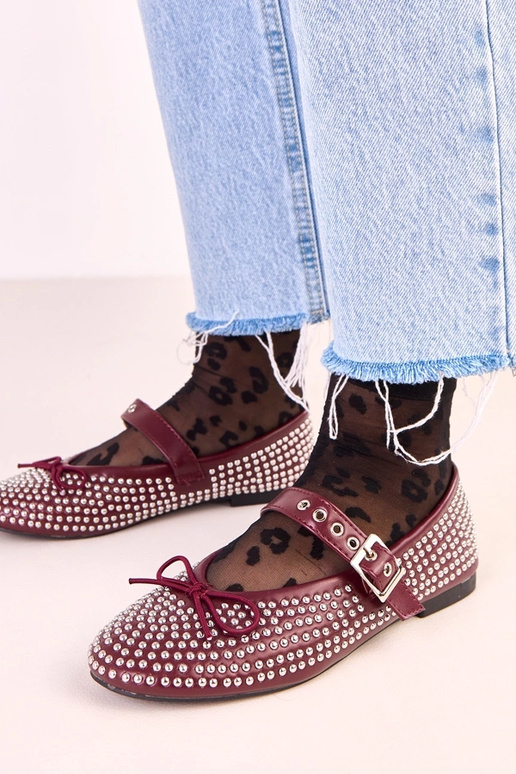 Bordowe baleriny zdobione ćwiekami i... Bordowe baleriny zdobione ćwiekami i...