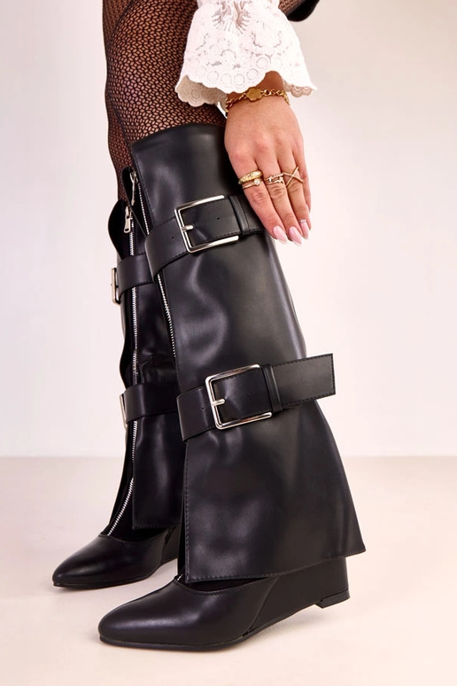 Czarne kozaki na koturnie z ozdobnymi...