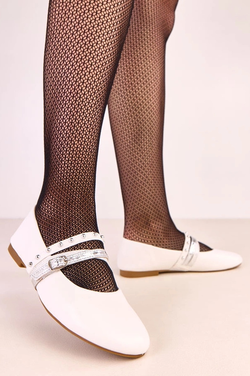 Białe baleriny z ozdobnymi paskami Vika