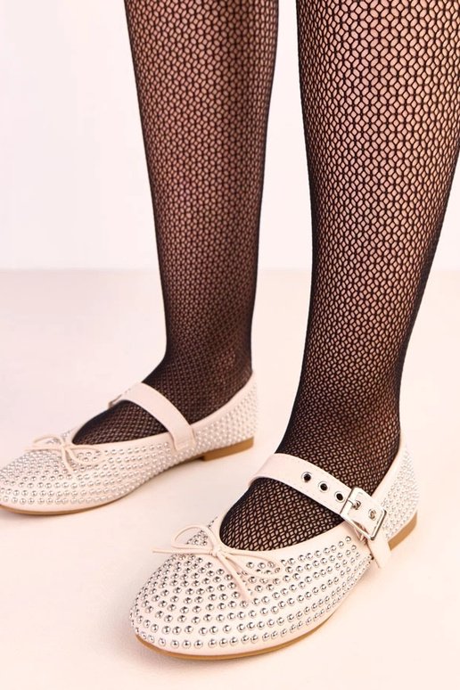 Beżowe baleriny zdobione ćwiekami i...