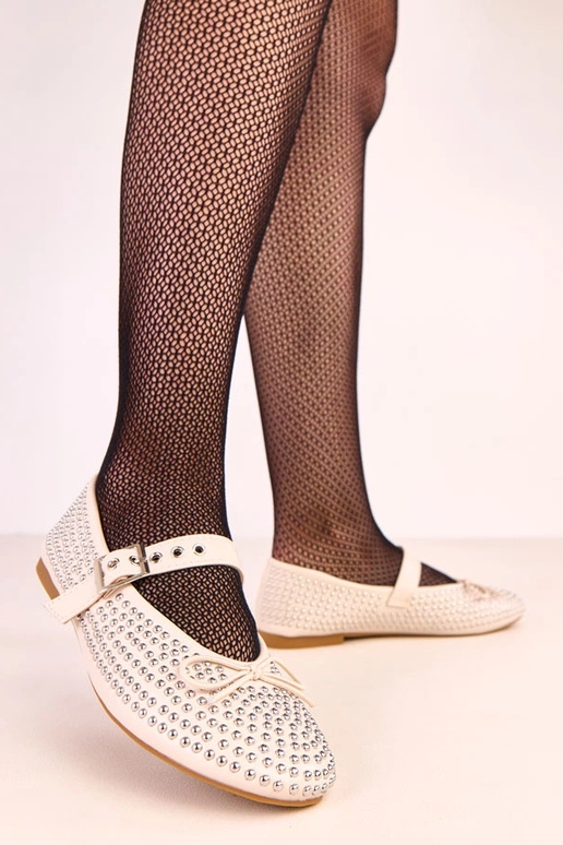 Beżowe baleriny zdobione ćwiekami i...
