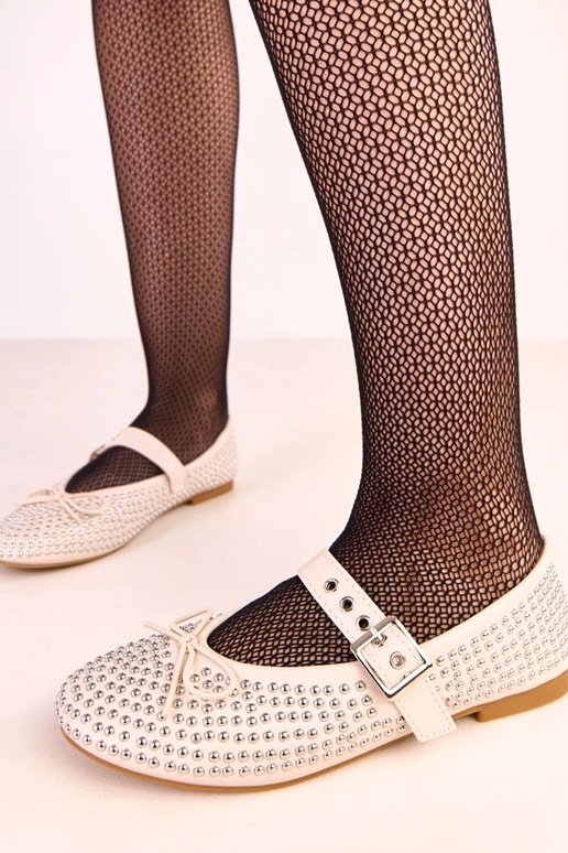 Beżowe baleriny zdobione ćwiekami i...