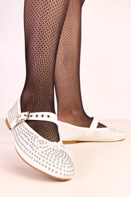 Białe baleriny zdobione ćwiekami i...