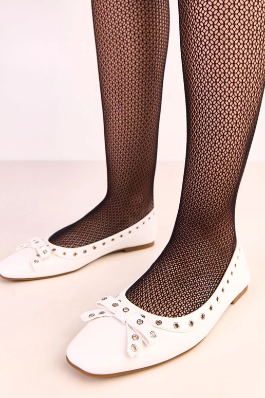 Białe baleriny z ozdobnymi oczkami i...
