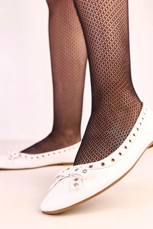 Białe baleriny z ozdobnymi oczkami i...