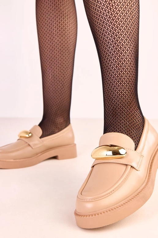 Beżowe mokasyny ze złotą ozdobą Ella