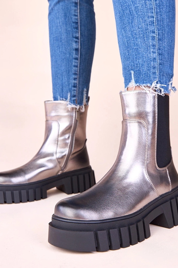 Srebrne botki na platformie...