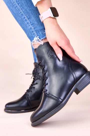 Czarne botki wiązane z...