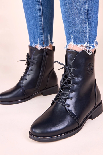 Czarne botki wiązane z... 2