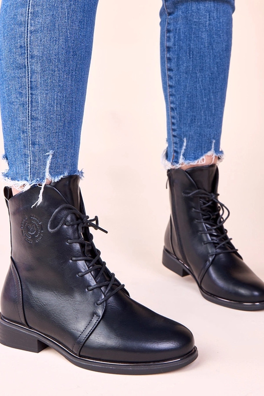 Czarne botki wiązane z ociepleniem...