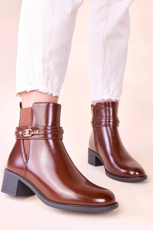 Brązowe botki na słupku z ozdobnym...