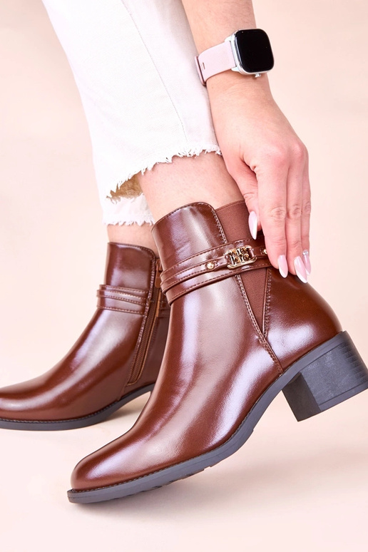 Brązowe botki na słupku z ozdobnym...