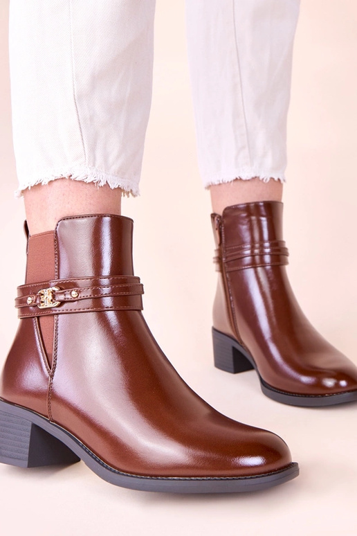 Brązowe botki na słupku z ozdobnym...