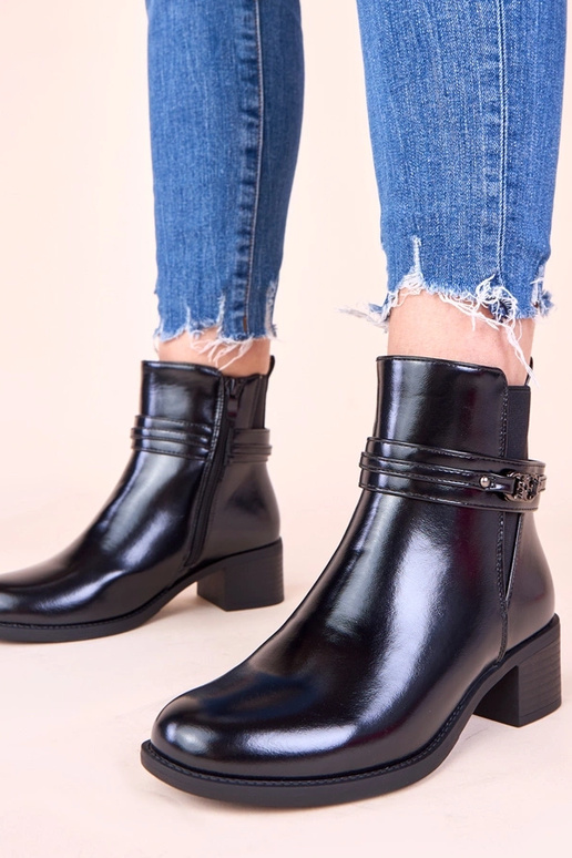 Czarne botki na słupku z ozdobnym...