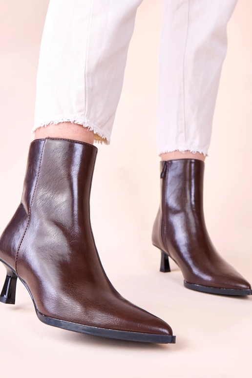 Brązowe botki na szpilce typu...