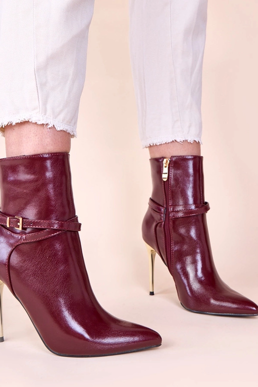 Bordowe botki na złotej szpilce z...
