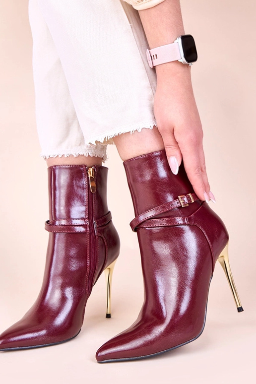 Bordowe botki na złotej szpilce z...