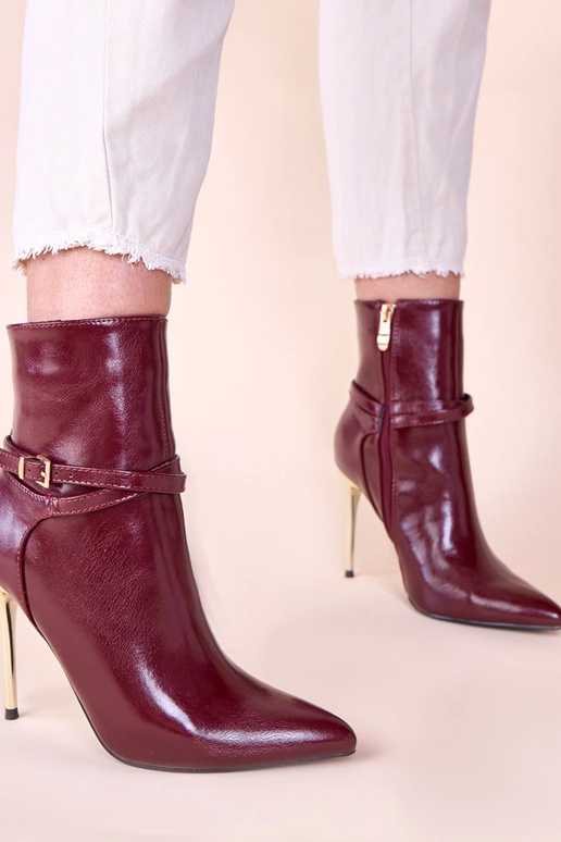 Bordowe botki na złotej szpilce z...
