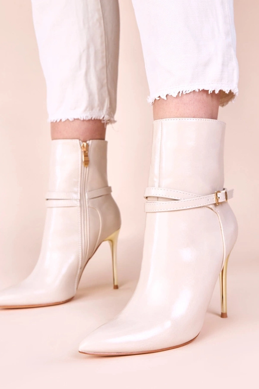 Beżowe botki na złotej szpilce z...