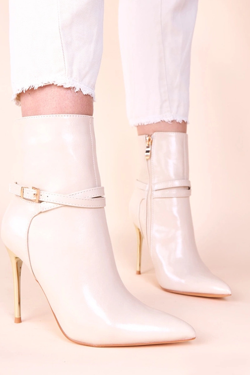 Beżowe botki na złotej szpilce z...