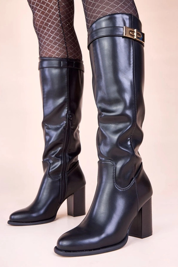 Czarne kozaki na słupku ze...