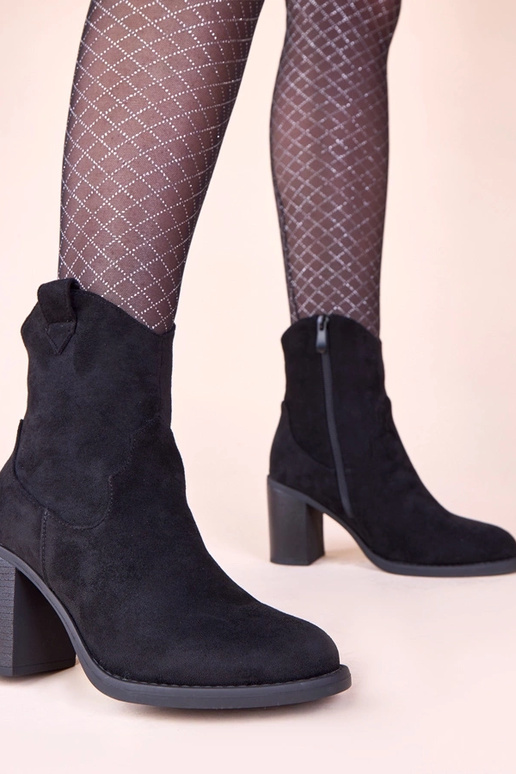 Czarne botki na słupku z ekozamszu Mirmi