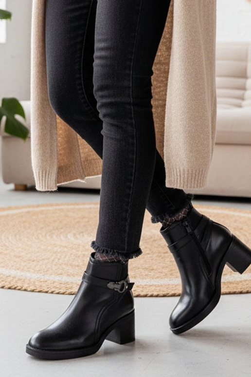 Czarne botki na słupku z ozdobną...