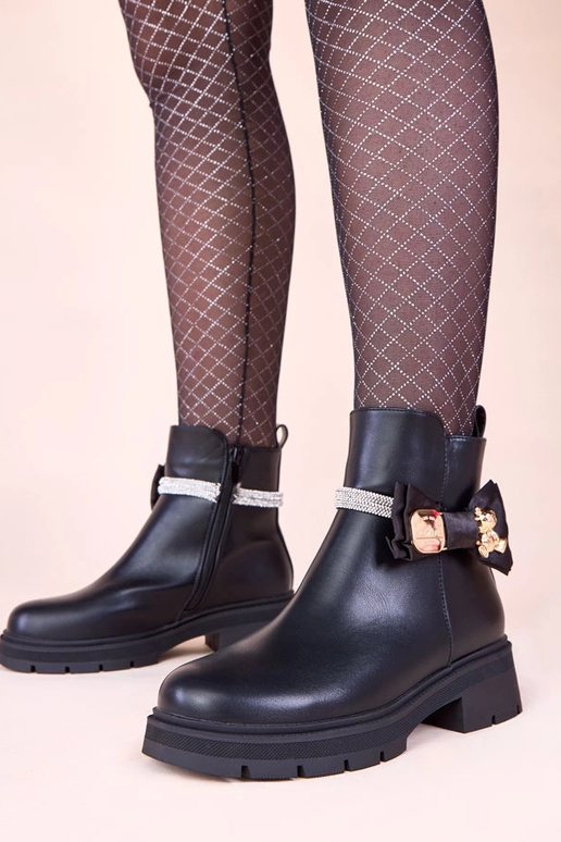 Czarne botki zdobione cyrkoniami i...