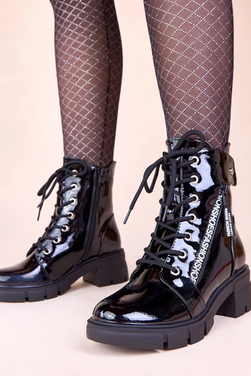 Czarne botki lakierowane na...