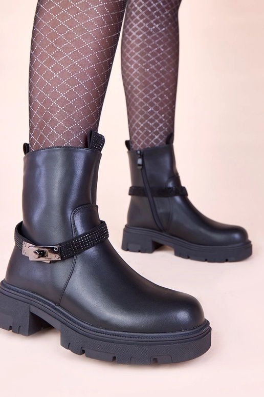 Czarne botki na platformie zdobione...