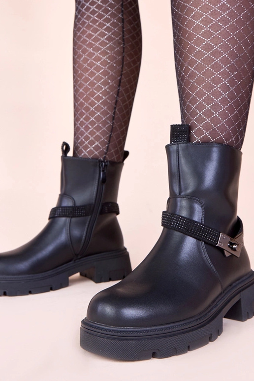 Czarne botki na platformie zdobione...