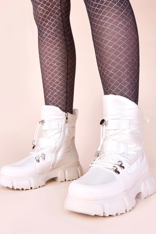 Białe śniegowce z perłową poświatą...