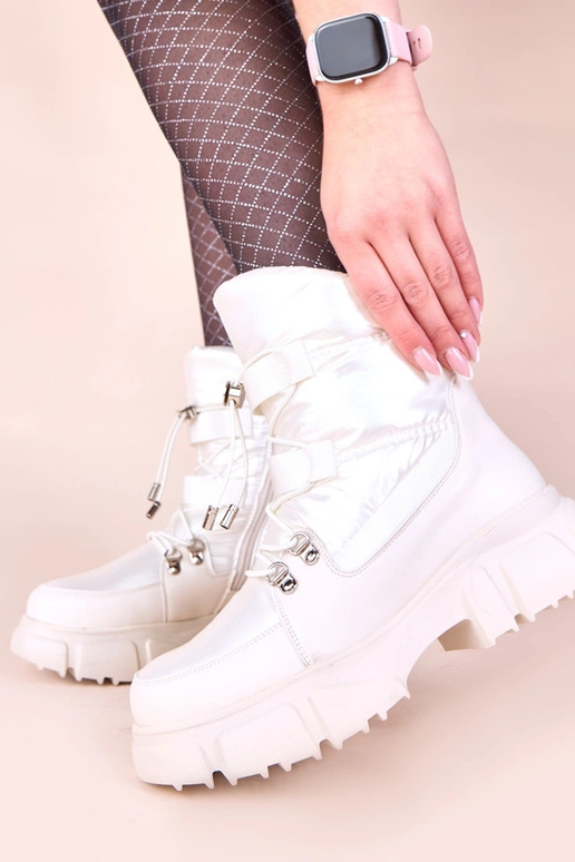 Białe śniegowce z perłową poświatą...