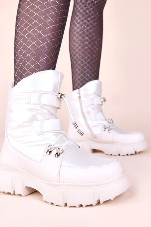 Białe śniegowce z perłową poświatą...