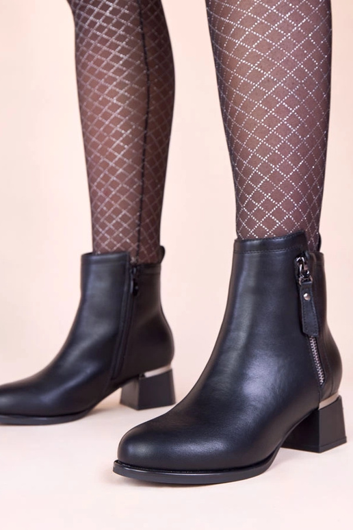 Czarne botki na klocku z metaliczną...