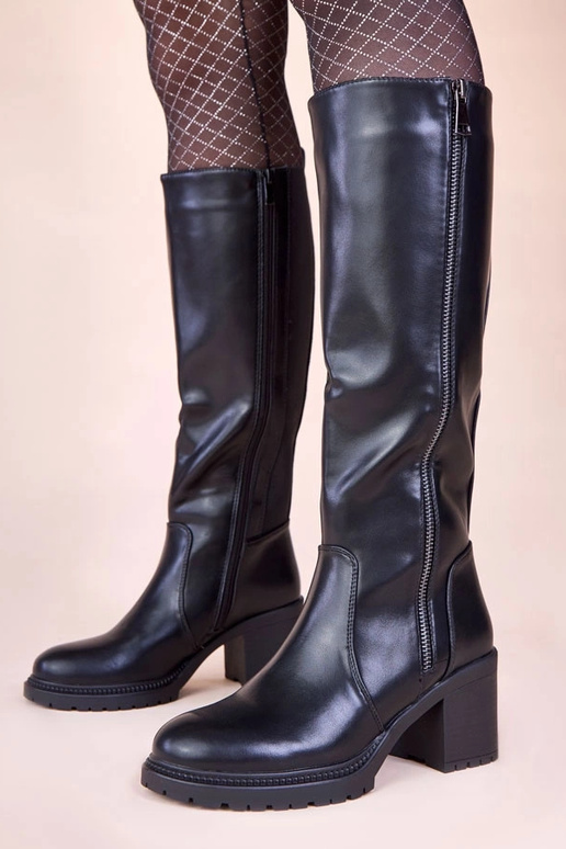 Czarne kozaki na słupku z elastyczną...