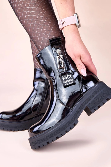 Czarne botki lakierowane z... 2