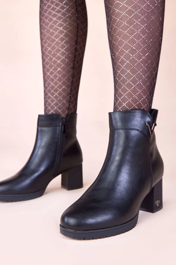 Czarne botki na słupku z...