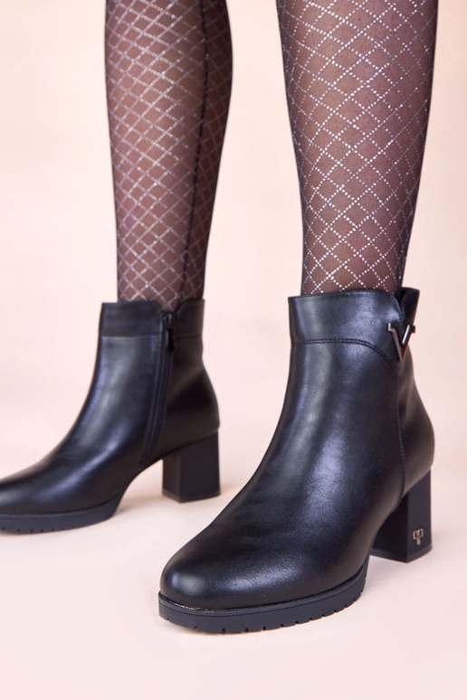 Czarne botki na słupku z matowym...