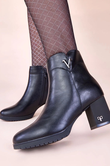 Czarne botki na słupku z... 2