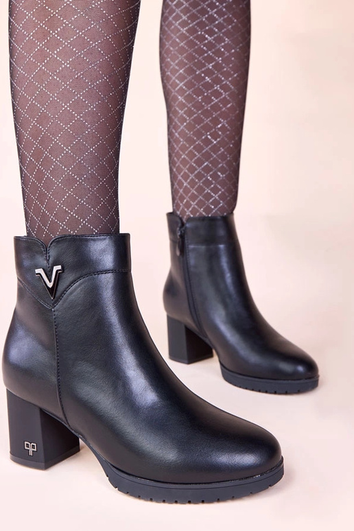 Czarne botki na słupku z matowym...