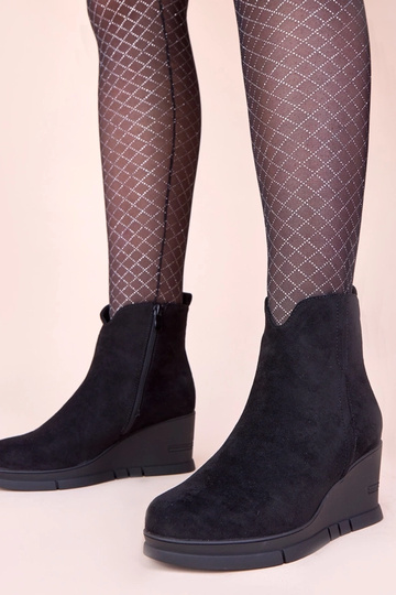 Czarne botki na koturnie z...