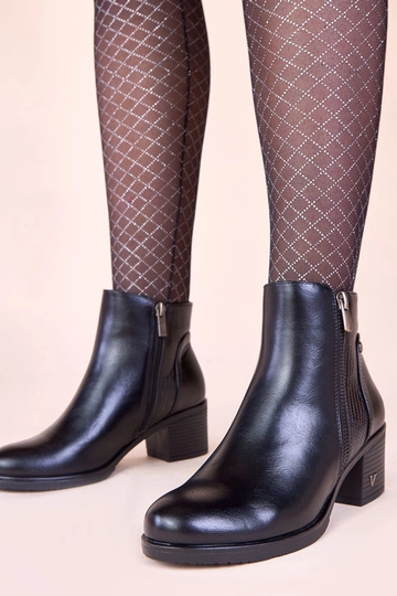 Czarne botki na słupku z...