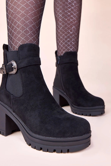 Czarne botki na słupku z...