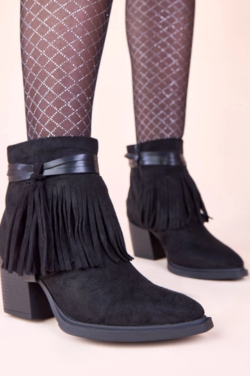 Czarne botki na słupku...